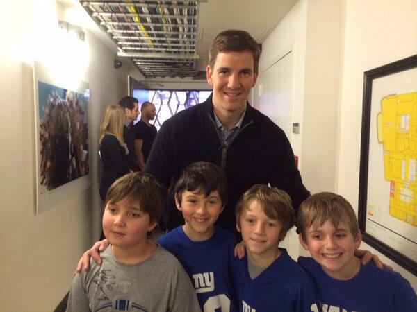 ccarnicelli1's tweet photo. Boys rubbin elbows http://t.co/HU7Z8VOoWd