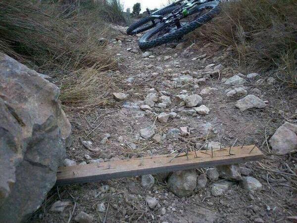 sergiomantecon's tweet photo. Esto es perjudicial y peligroso para todos, no solo para los ciclistas. http://t.co/83HFaAcG4e