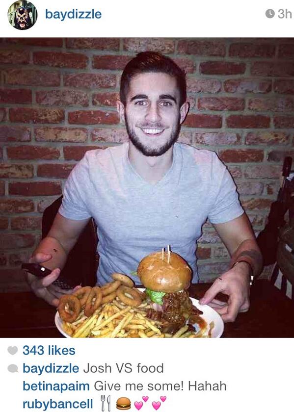 joshmooreblog's tweet image. A @Baileyandice photo of me with the famous behemoth is always gonna get hefty likes #bigdigits #feast