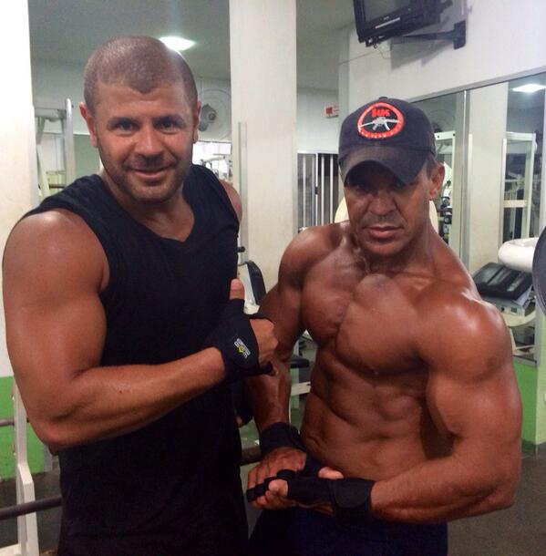 eduardocosta's tweet photo. Férias..mais nao paro de treinar, essa semana to treinando em guarapari na academia do meu amigo pepê. http://t.co/hyEVoJ57Eh