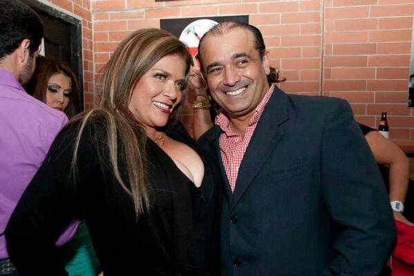 BrahmaEc's tweet photo. Ellos nunca se separan ¿Cuántos RT se merecen estos dos actores? @acajamarca73  @lamujervaca http://t.co/G8VIlpVVtU