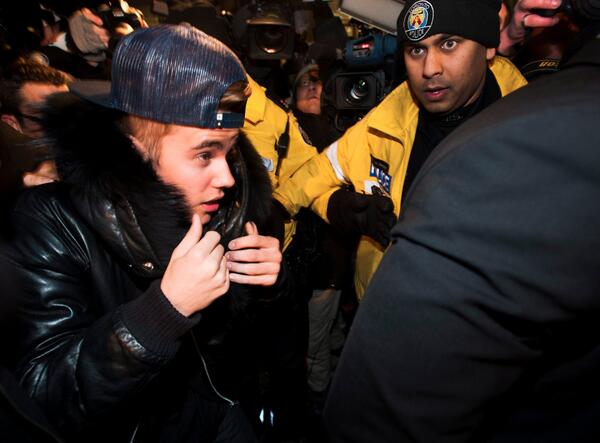 Wonderwall's tweet photo. Here is Justin Bieber arriving to Toronto police station to reportedly face assault charges. http://t.co/s3569hA85M