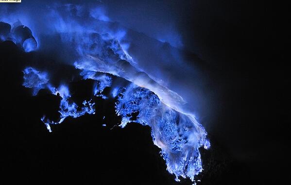 celapbraga's tweet photo. http://t.co/ILBpvEbqV4 - Vulcão com lava azul. =)) http://t.co/EuuJyyVTyN