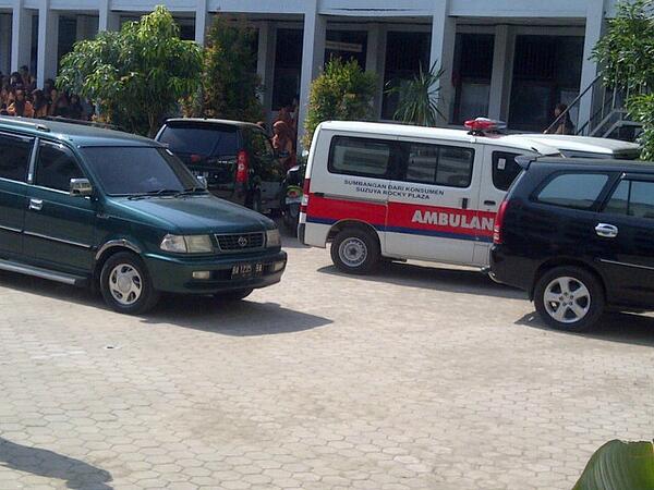 smp4pdg's tweet photo. RT @spendupdg: Jenazah sudah tiba dismp 2 http://t.co/qRkIjqTyJD