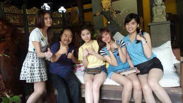 Part 5 - Foto bersama Om Joger ^_^ <a href="/annamarianachan/">Katherine Conors</a> <a href="/Rieke_ds88/">rieke dewi</a> <a href="/mutiaprita/">Mutia Prita</a> <a href="/johanagabriella/">Johana Gabriella</a>