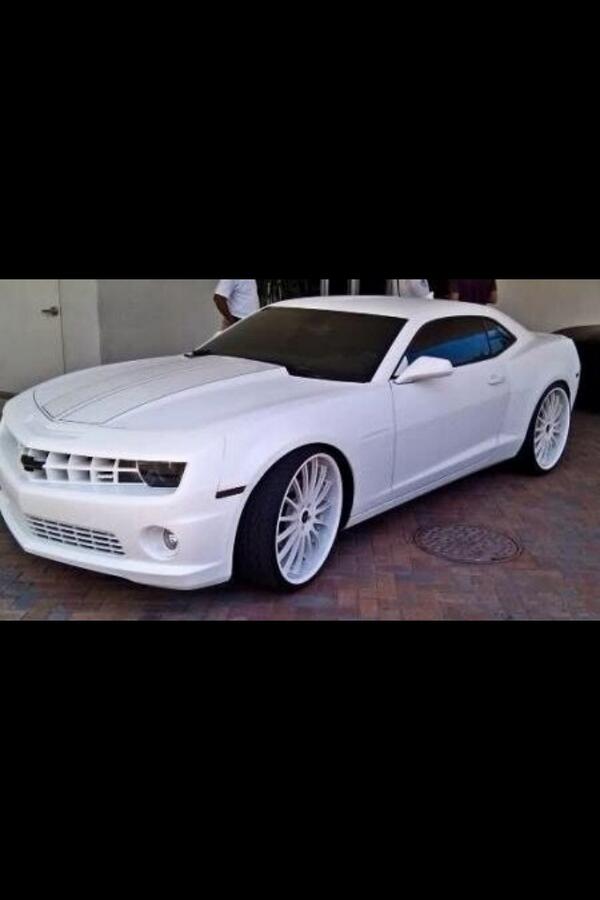 hiphopmusicig's tweet photo. LeBron James all-white Camaro SS 😍 http://t.co/eOPUstplQJ