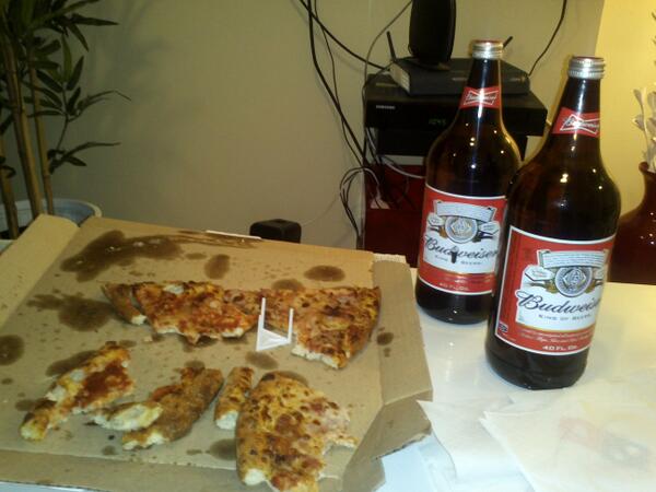 janireEL's tweet photo. Pizzas, musiquita, budweiser y buena compañia. Qué bien vivimos por NY... @naitxicrazy @ElsaHerrero1 #OXELI http://t.co/qUCpipGtY1