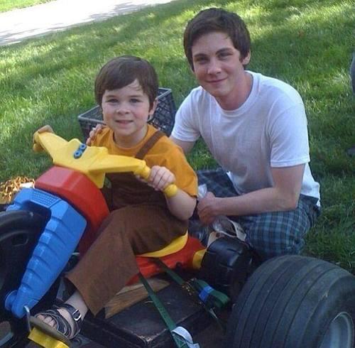 NoticiasLerman's tweet photo. Nueva foto de Logan con el pequeño que hizo de Charlie en ''The Perks of Being a Wallflower'' :) http://t.co/DY3ozsR3Pw