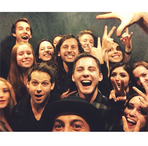 NoticiasLerman's tweet photo. Nueva foto de Logan en un ascensor (subida por Olivia) celebrando el cumpleaños de sus amigos. http://t.co/T9M9Hu7rMr
