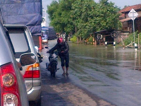 Audryanifa's tweet photo. @wideshotmetrotv akibat banjir jalan spanjang smrg-rembang jd macet total http://t.co/rD6WH8iYgX