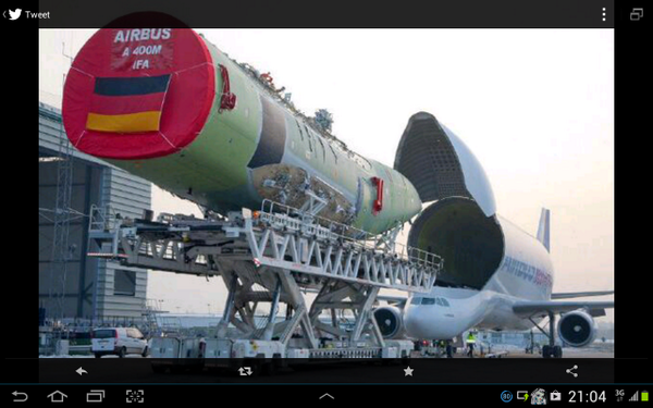 Badan pesawat angkut berat Airbus Military A400M pertama utk AU Jerman sedang disiapkan dikirim ke Seville dr Bremen