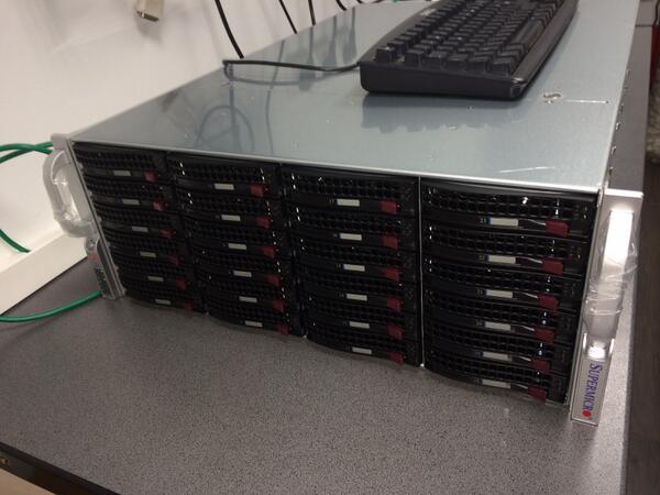 easyhebergement's tweet image. 40 To de stockage (20 x 2 To SATA3) + 4 SSD Intel de cache en RAID10 #LSI #CacheCade
