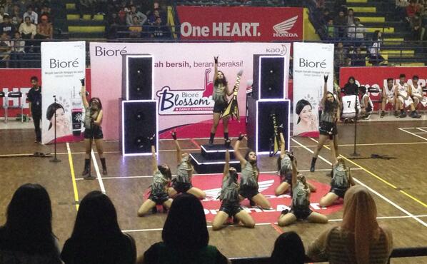 daraprayoga_'s tweet photo. Asik nih #Litlee dancers SMAN 7 Bogor konsepnya rockstars. Garang broh! 7 Bogor (cowok) unggul 23-0 dari 1 Ciawi. http://t.co/RUL4ajDVsH