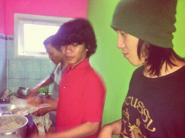 Anak emak lagi masak nasi goreng