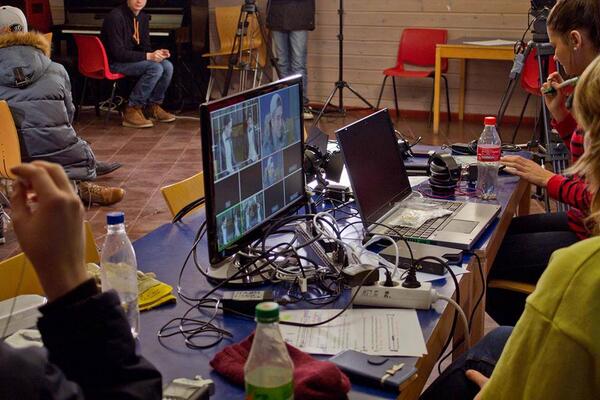 Medielax's tweet photo. Vi jobber hardt på LAX TV om dagen! Her får du en titt bak scenene på sesong 2! #lax14 http://t.co/NvbWYZCUX2