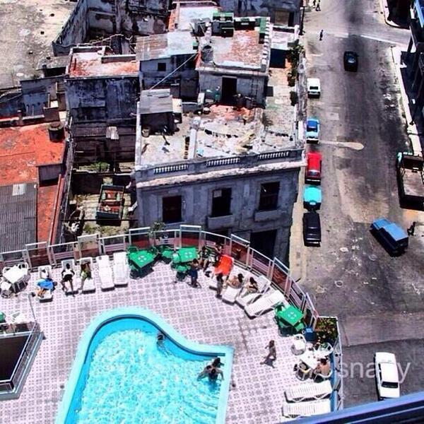 CoinWuTang's tweet photo. Las 2 Habana, la del turista y la del cubano. http://t.co/TremEjfJRP