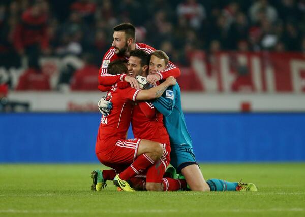 FCBayern's tweet photo. 'Wir sind glücklich' - Rekord-Bayern belohnen sich für großen Kampf. Zum #VFBFCB-Nachbericht: http://t.co/cirLkPXAUr http://t.co/sTbmI8pADh
