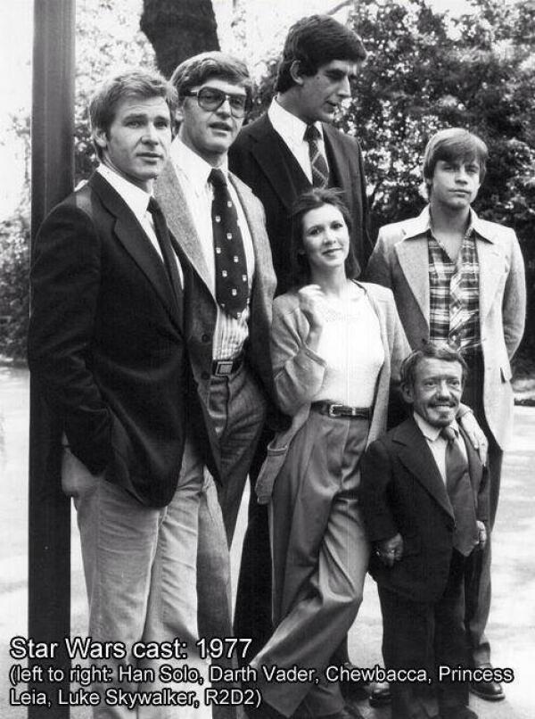 TvisoNews's tweet photo. #StarWars de izquierda a derecha: Han Solo, Darth Vader, Chewbacca, Princess Leia, Luke Skywalker, R2D2. http://t.co/GISOHu6TUs