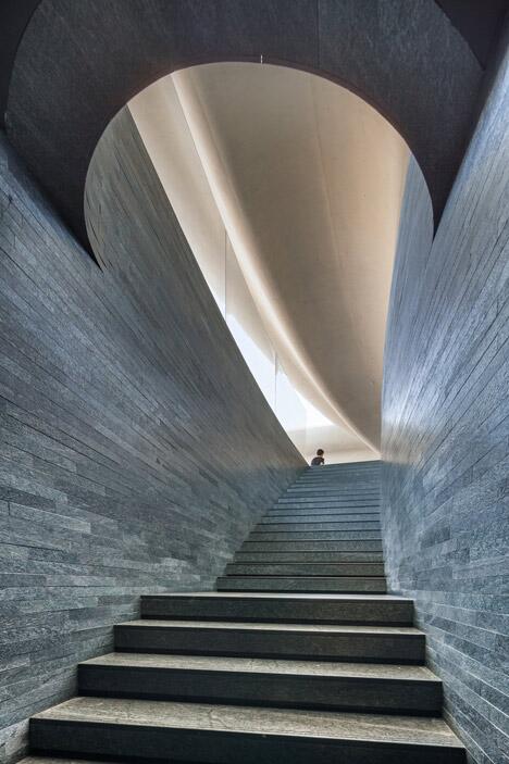 Impresionante This staircase is popular on Pinterest today: dezeen.com/2014/01/27/sou… #architecture ”
