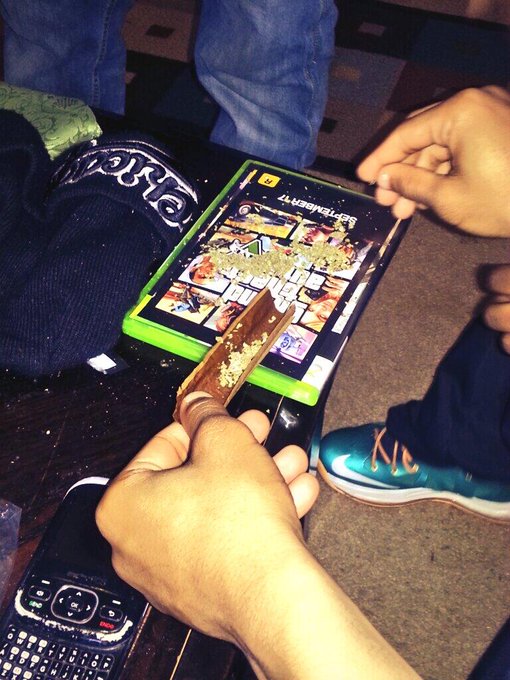 Breakin dwn the blunt http://t.co/v2NvTSfNgH<a href="/tag/wce"class="tags"><span>#wce</span></a>