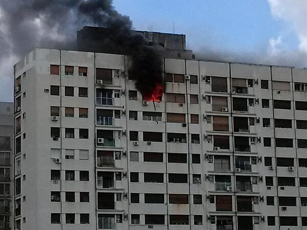 [AMPLIAMOS] Incendio en un edificio en Jonte y Lamarca goo.gl/pQVFF0 [FOTO vía @MoreSelenator]