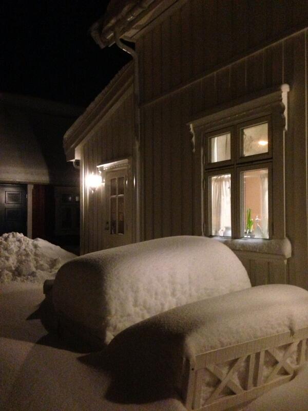 LisbethIversen's tweet photo. Må nok vente med å bruke hagemøblene en stund til, men de går vel ikke noe sted, antar jeg. http://t.co/qnPkpJozsr