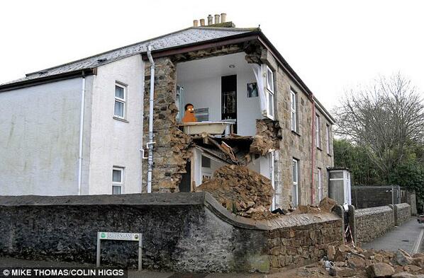 celestial_LA's tweet photo. @SethMacFarlane so a house fell down on my street exposing the bathroom http://t.co/wSs8DQbVSu