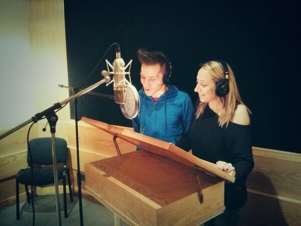 Pilar__Leon's tweet photo. Grabando,grabando! 🎬🎤 Q alguien le ate esas manos!! #YoNoDigoNa #Toma4 #WorkingTime #Doblaje @Raul__Fonseca 😄😄😄 http://t.co/tf2E4YmaMU