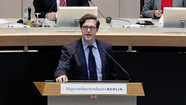 CDUBerlin_AGH's tweet photo. LIVEBLOG #Plenum: Sven #Rissmann in der Aktuellen Stunde "#cybercrime". http://t.co/nGYJL47wpr #AGH http://t.co/vqGDEHTAPn