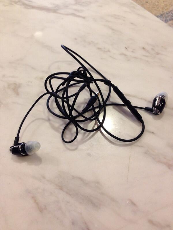 PrettyLilLifter's tweet image. It's too early for me to want to start dealing with your shit headphones 😩🔪