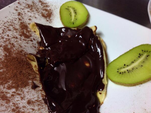 Y de postre unos crepés rellenos de chocolate acompañados de kiwi, un placer made in <a href="/cajoanaltea/">Ca Joan</a>