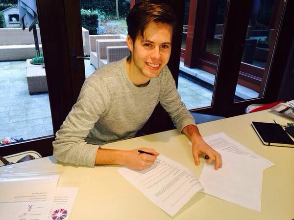 TMHMusic's tweet photo. I have some great news! I signed at @wantedbookings today. - http://t.co/e8YvJizUXT http://t.co/12q1NVCiFf
