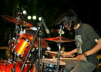 rumah_EMOD's tweet photo. Calon drumer @JONPARYONO , yang sebentar lagi akan di audisi.. Semoga jembutnya tidak segondrong rambutnya http://t.co/Iny5O3zwDE