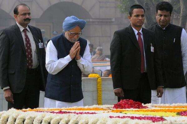 XHespanol's tweet image. #ManmohaSingh en el memorial de #MahatmaGandhi por #aniversario de su muerte, en #India. (Xinhua/Partha Sarkar)