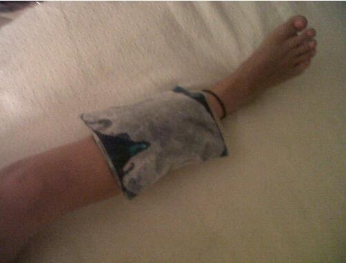 sofiperezaq's tweet photo. Se repite: jugué al futbol con mi amiga del banco y sus amigas "lo unico, traete canilleras" No tenía... http://t.co/MUrEbz5PnP