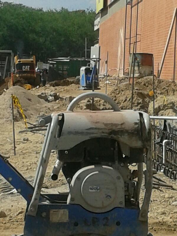 Compactacion con PLACA CR2 y CR8 en  obra San Pedro Plaza Neiva III etapa exteriores. <a href="/conconcreto/">Conconcreto</a>.