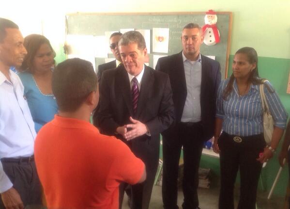EducacionRDo's tweet photo. Ministro @CarlosAmaranteB conversa con presidente de APMAE de la escuela Juan Ventura, en Las Guasumas. http://t.co/3Jbvoi9Zjy