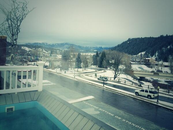 Howiew1's tweet image. We got a little bit of snow last night.  Now no one is coming to see me at work. 😕❄️⛄️