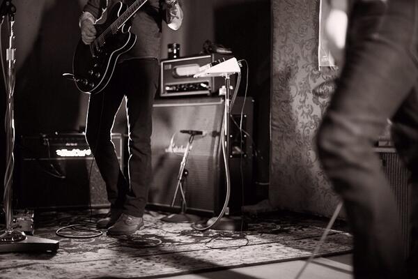 MatthewMayfield's tweet photo. lotsa guitars. #TheBlueCutRobbery http://t.co/8CbJeK6Bew