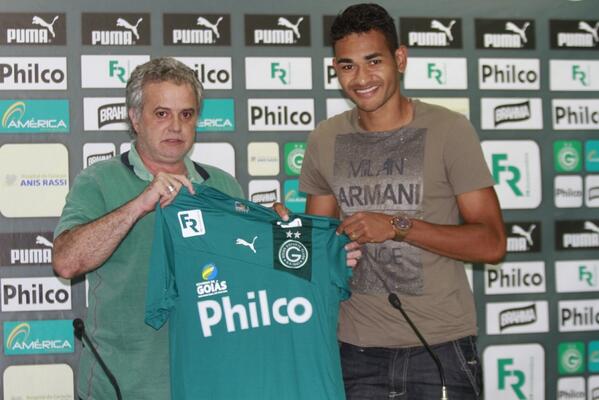 goiasoficial's tweet photo. O zagueiro Jackson foi oficialmente apresentando e já está à disposição do Claudinei para o jogo contra Aparecidense http://t.co/LV3CjU6WIo