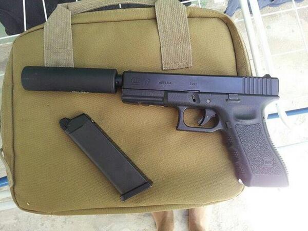 Juanocampo830's tweet photo. bellezura♥ glock 17 http://t.co/HNNqNmGb2p