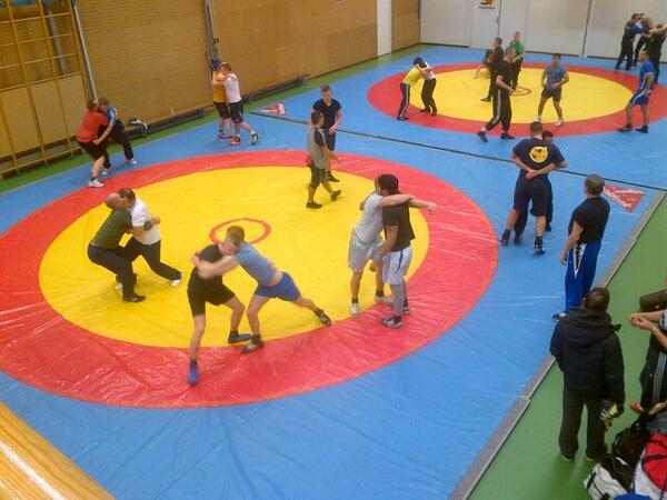 Het word steeds drukker en drukker op de senioren worsteltraining. Klasse!!!