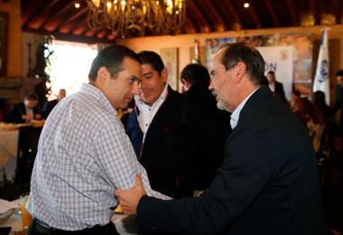 LaCronicaDeHoy's tweet photo. Saludo de @ErnestoCordero y @GustavoMadero en la reunión plenaria del PAN en Michoacán http://t.co/XKJUqUjUFr http://t.co/VA4V7R6fds