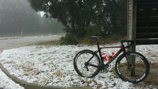 Eugeni_Serra's tweet photo. @Bicixtrem demana al @RafaScott77 si tenen cadenes per la #ScottFoil que s'ha de sortir si o si!!! #RideOnScott http://t.co/hnGJNS2U7C