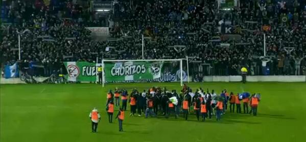 elchiringuitotv's tweet photo. El público APLAUDE a los jugadores, y éstos les responden con aplausos. Momentazo MUY EMOTIVO http://t.co/6ESQNUUd8t