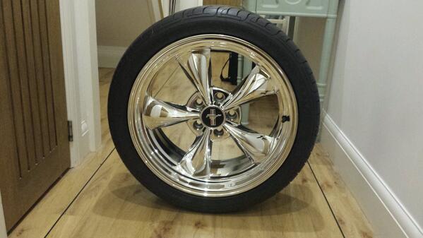 savemystang03's tweet photo. Front 18×9 chrome bullit wheels 265 35 18 dunlop sp sport tyres http://t.co/7CneRELJoS