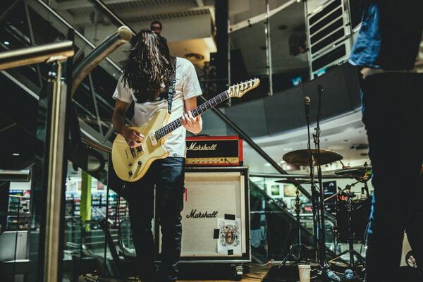 chrisymas's tweet photo. Glasgow rock. #CMM1 @ibanezuk @ibanezofficial http://t.co/eW7TGrTIzl