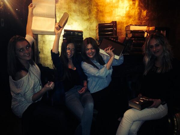Lopersal's tweet photo. Fuera los libros!! @caleromat @mary_acv @lydiaaaa1 http://t.co/aUL16PgnPa