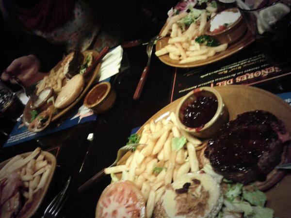 lauraem13's tweet photo. Cenita en el fosters :) @Annafl4 @arantxa128 http://t.co/cdl3T5f1sK