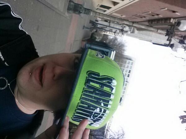 F_Nizzle25's tweet photo. Wind stealing my #Seahawks hat!!! Not cool!!! #Seahawks #WhosGonnaWin http://t.co/FQbfdsh2Uy